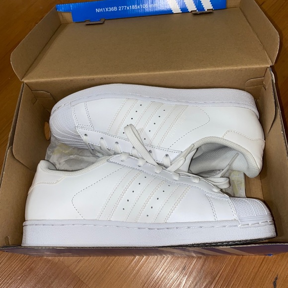 White Shelltoe Adidas. - Picture 2 of 4